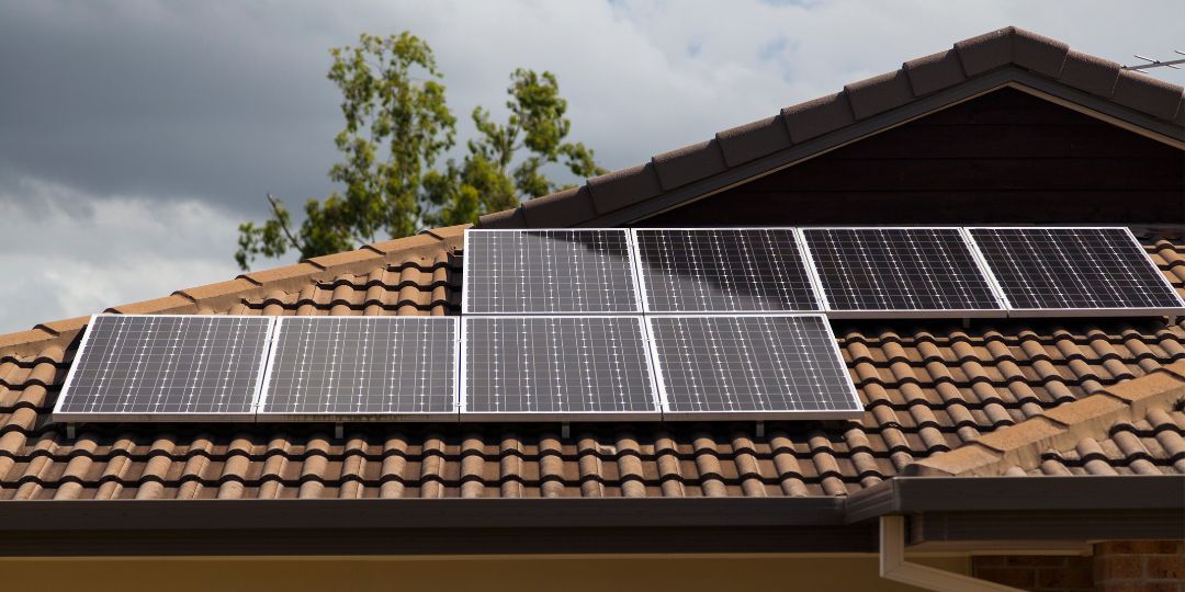os-painéis-solares-danificam-o-telhado
